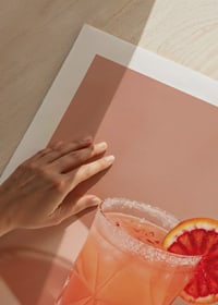Poster med ett foto på en sofistikerad Paloma Cocktail-9