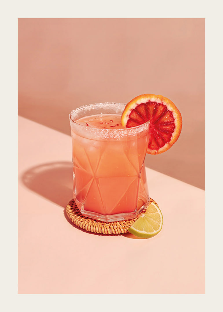Poster med ett foto på en sofistikerad Paloma Cocktail-12