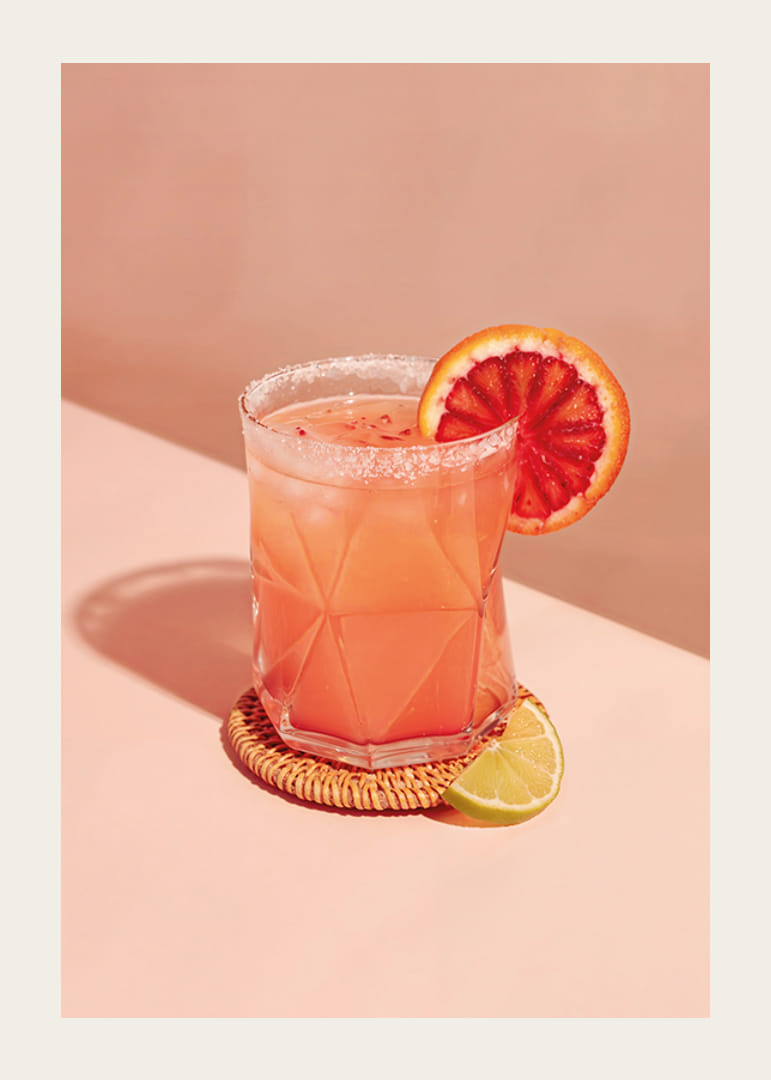 Poster med ett foto på en sofistikerad Paloma Cocktail-12