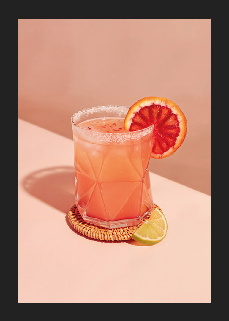Poster med ett foto på en sofistikerad Paloma Cocktail-12