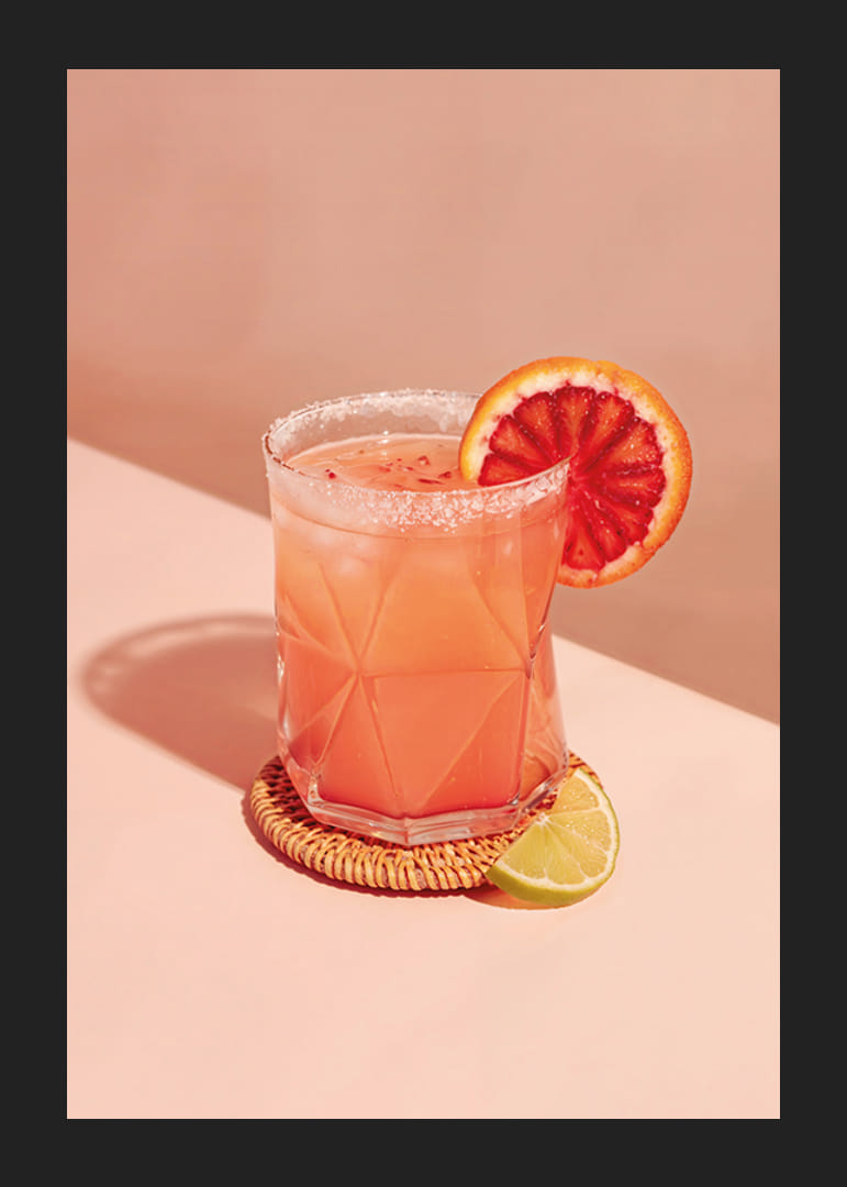 Poster med ett foto på en sofistikerad Paloma Cocktail-12