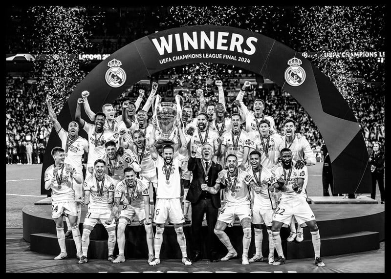 Svartvitt fotografi på real madrid efter segern i UEFA champions league-12