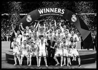 Čiernobiela fotografia skutočného Madridu po víťazstve v Lige majstrov UEFA-2