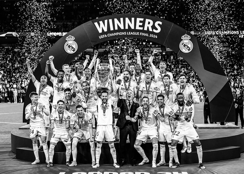 Čiernobiela fotografia skutočného Madridu po víťazstve v Lige majstrov UEFA-12