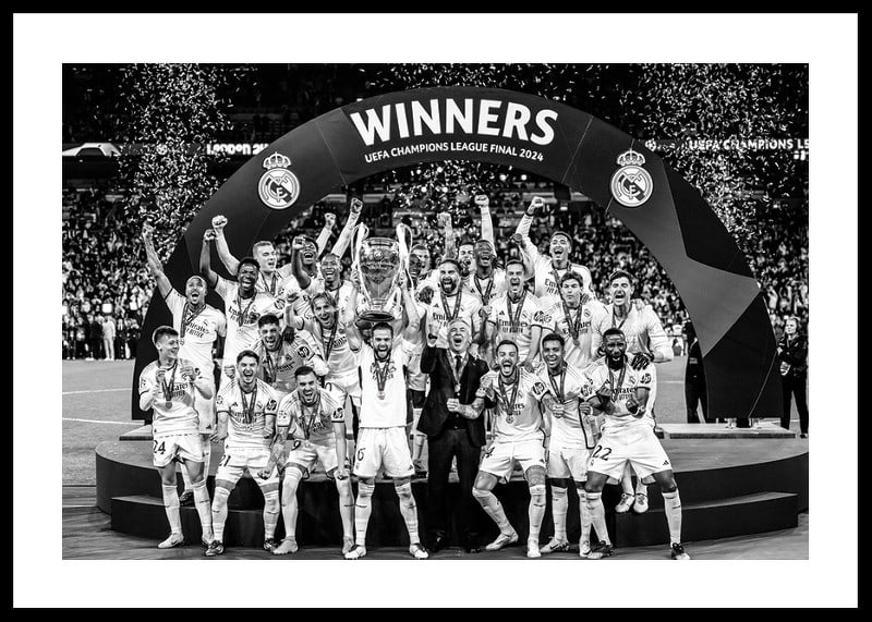 Svartvitt fotografi på real madrid efter segern i UEFA champions league-12