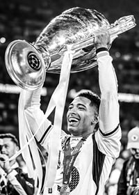 Jude Bellingham lifts the trophy after winning the champions league 2024-3