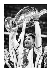 Jude Bellingham lifts the trophy after winning the champions league 2024-1