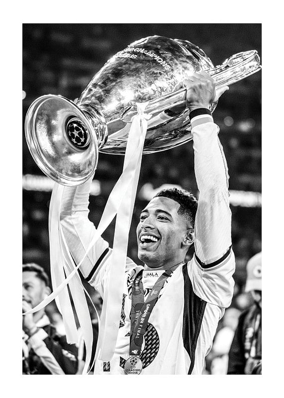 Poster Bellingham Celebrates With The UEFA CL Trophy