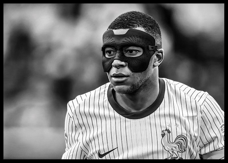 Retrato em preto e branco de Kylian Mbappé-12