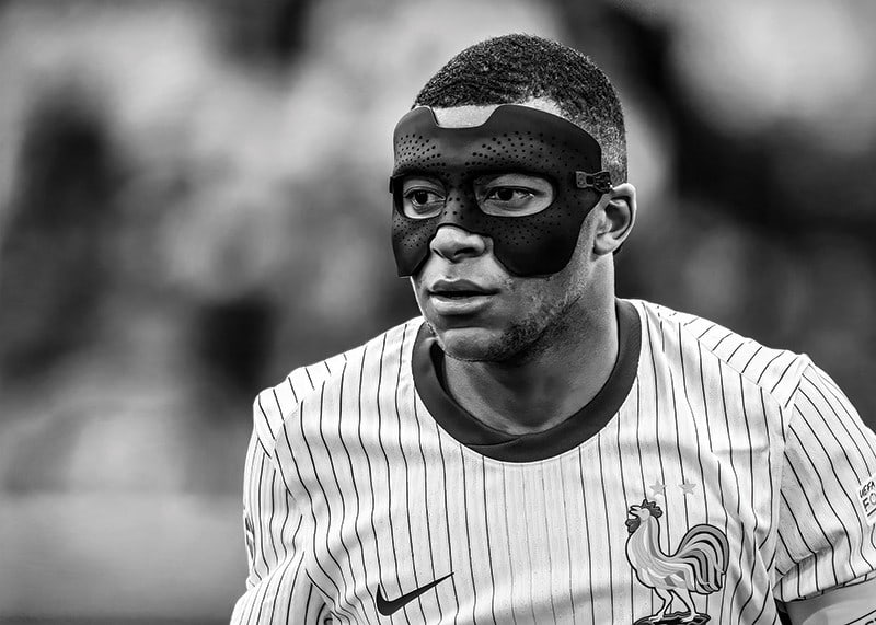 Kylian Mbappé svartvit liggande porträttbild-12