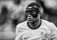 Retrato em preto e branco de Kylian Mbappé-3
