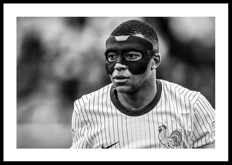 Retrato em preto e branco de Kylian Mbappé-12