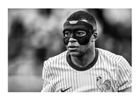Kylian Mbappé svartvit liggande porträttbild-1