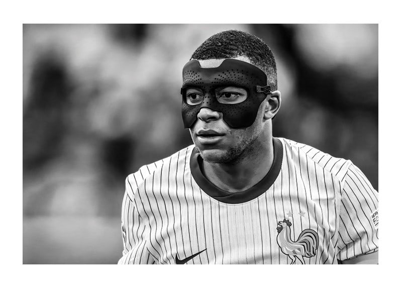 Kylian Mbappé svartvit liggande porträttbild-12
