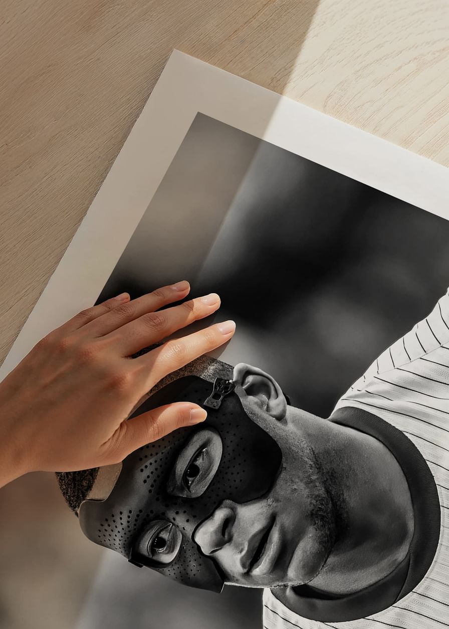 Retrato em preto e branco de Kylian Mbappé-12