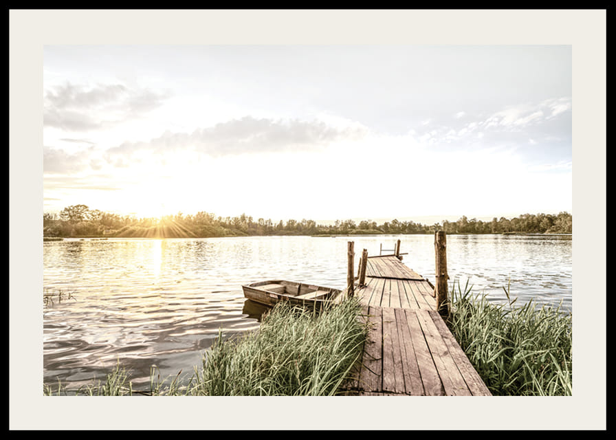 Affisch med en stillsam morgonstund vid en sjö i soluppgång-12