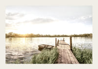 Affisch med en stillsam morgonstund vid en sjö i soluppgång-3