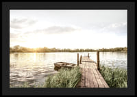 Affisch med en stillsam morgonstund vid en sjö i soluppgång-4