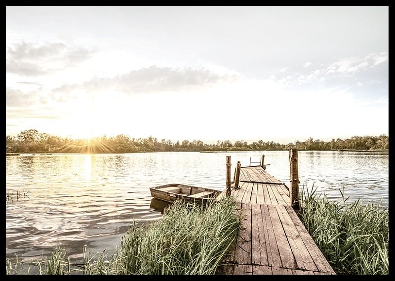 Afiș cu o dimineață liniștită lângă un lac la răsărit-12