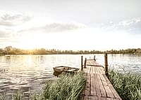 Afiș cu o dimineață liniștită lângă un lac la răsărit-3