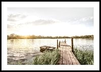 Afiș cu o dimineață liniștită lângă un lac la răsărit-0