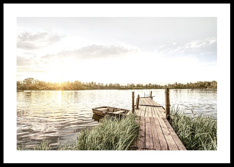 Afiș cu o dimineață liniștită lângă un lac la răsărit-12