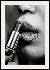 Affisch med läppstift med mönster från modehus som Luois Vuitton-2