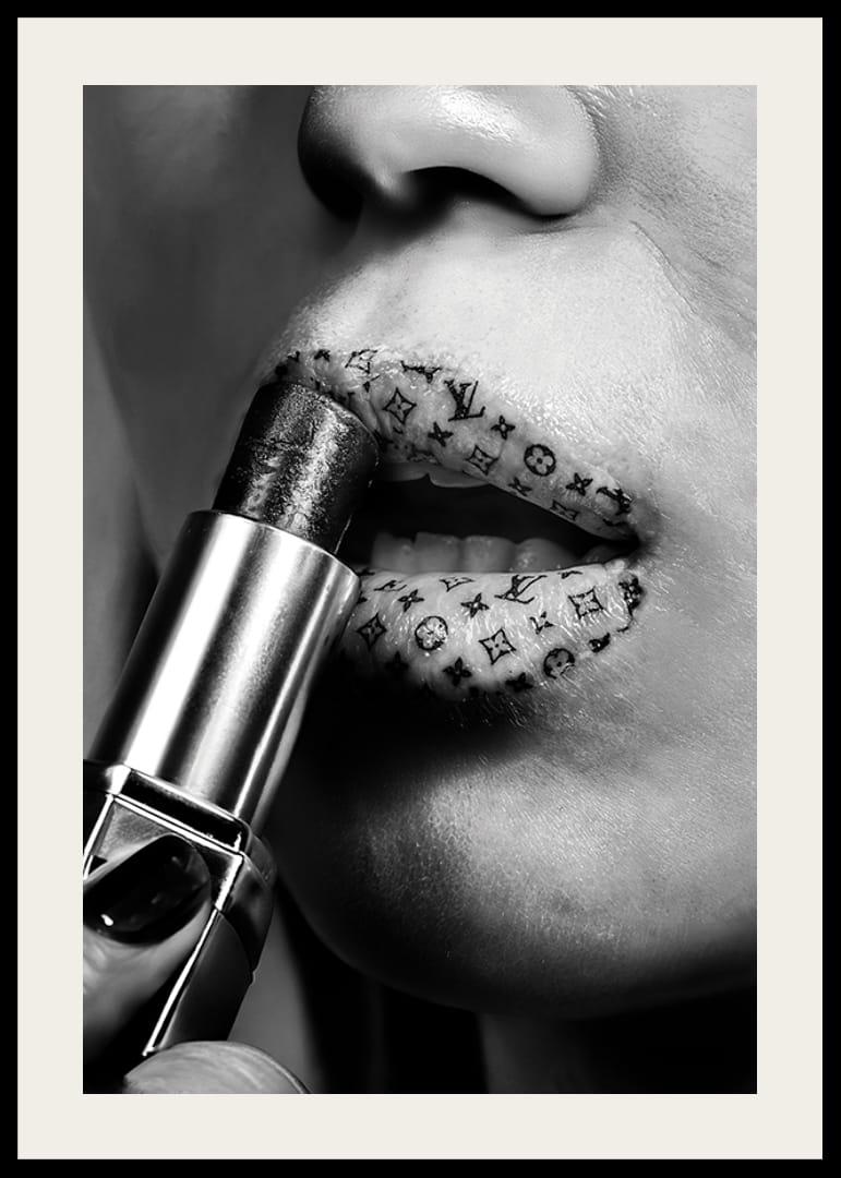 Affisch med läppstift med mönster från modehus som Luois Vuitton-12