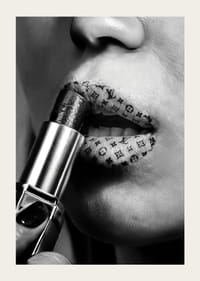 Affisch med läppstift med mönster från modehus som Luois Vuitton-3