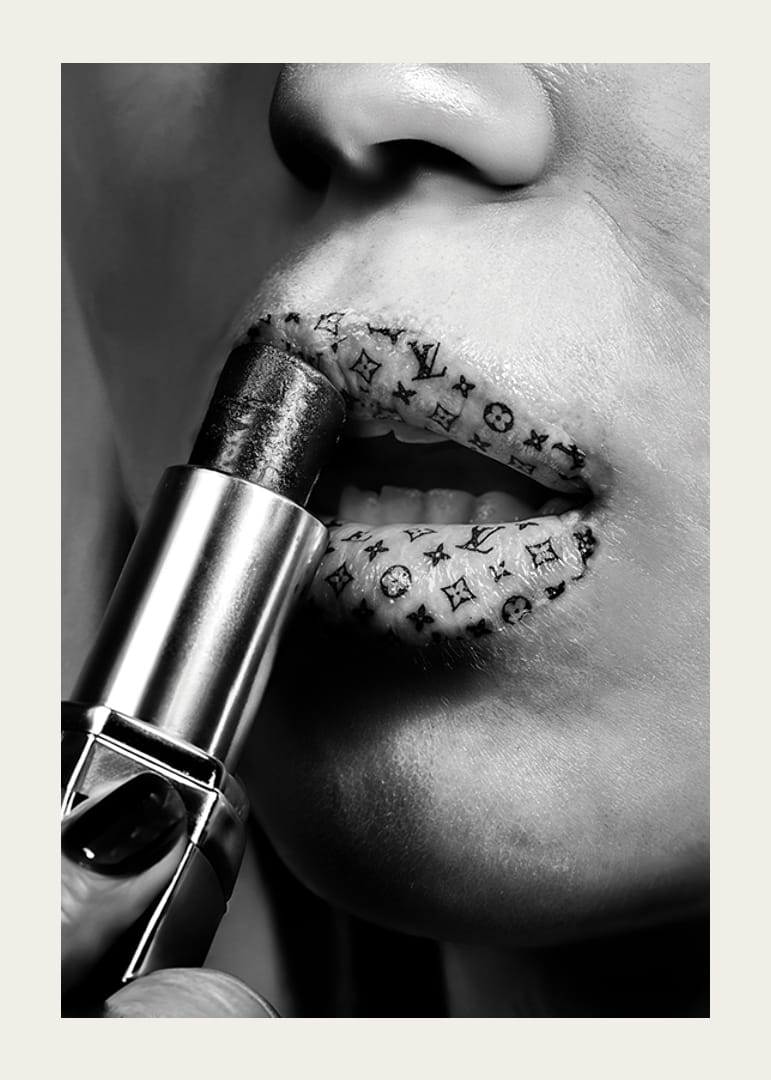 Affisch med läppstift med mönster från modehus som Luois Vuitton-12