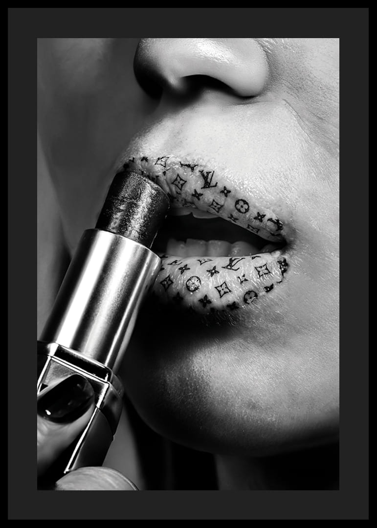 Affisch med läppstift med mönster från modehus som Luois Vuitton-12