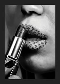 Affisch med läppstift med mönster från modehus som Luois Vuitton-5