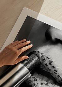 Poster cu rujuri cu modele de la case de modă precum Louis Vuitton-5