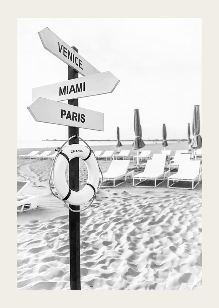 Svartvit affisch med en skylt med lyxiga destinationer-12