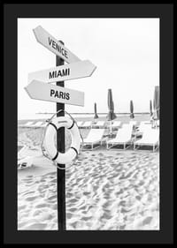 Svartvit affisch med en skylt med lyxiga destinationer-4