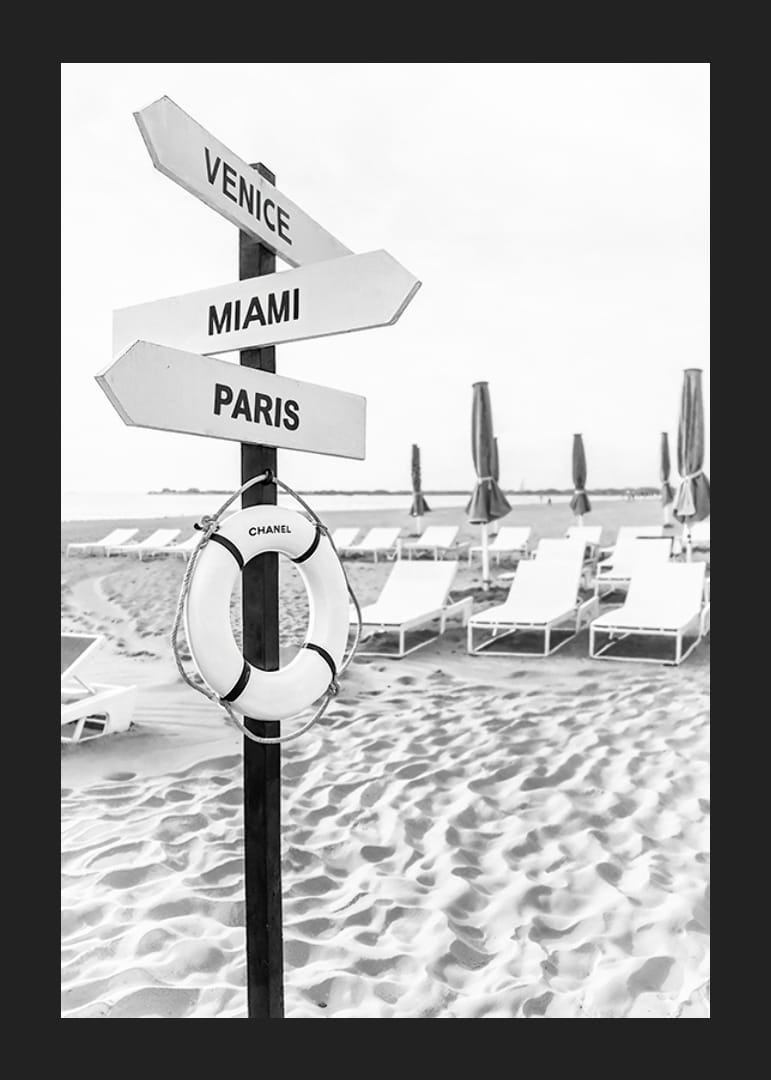 Svartvit affisch med en skylt med lyxiga destinationer-12