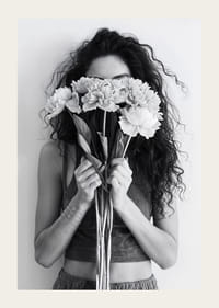 Póster mujer flores pulsera Coco Chanel-3