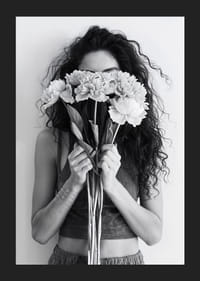 Póster mujer flores pulsera Coco Chanel-5