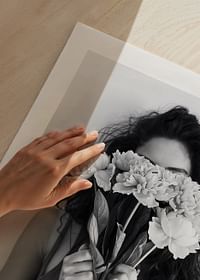 Poster femeie flori bratara Coco Chanel-5