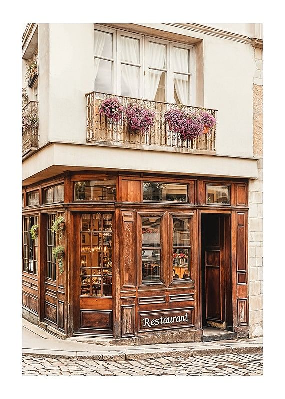 Poster cu un restaurant pitoresc pe o stradă pietruită-12