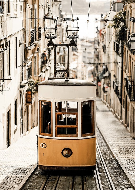Poster con un tram a Lisbona-12