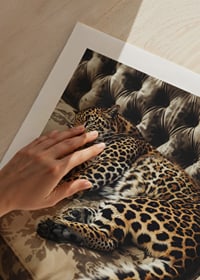 Affisch med en leopard i en soffa-9