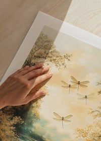 Plakat z cichym jeziorem, złotą przyrodą i tańczącymi ważkami -9