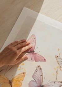 En poster med fjärilar i pastelltoner som dansar över en blommande äng -9