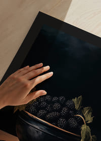 Een poster met bramen en donkere tinten -9