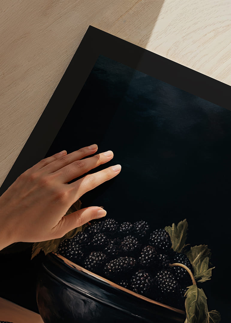 Een poster met bramen en donkere tinten -12