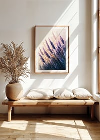 Ein Poster mit sonnenbeschienenen Lavendelfeldern in sanften Lila- und Pastelltönen-8