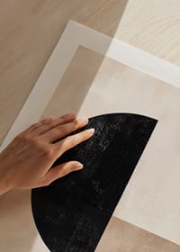 Poster i geometrisk stil som kombinerar enkla former-9
