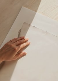 Poster med en krämfärgad bild på ett blankt papper-3