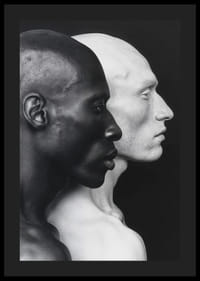 Poszter egy fekete-fehér férfi fényképével, amely az egységet és a különbséget szimbolizálja-0